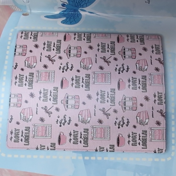 Gilmore Girls Gift Bundle - Cozy Blanket, XL Mug, 6 Pack Scalloped Socks 🧦 - Picture 3 of 13